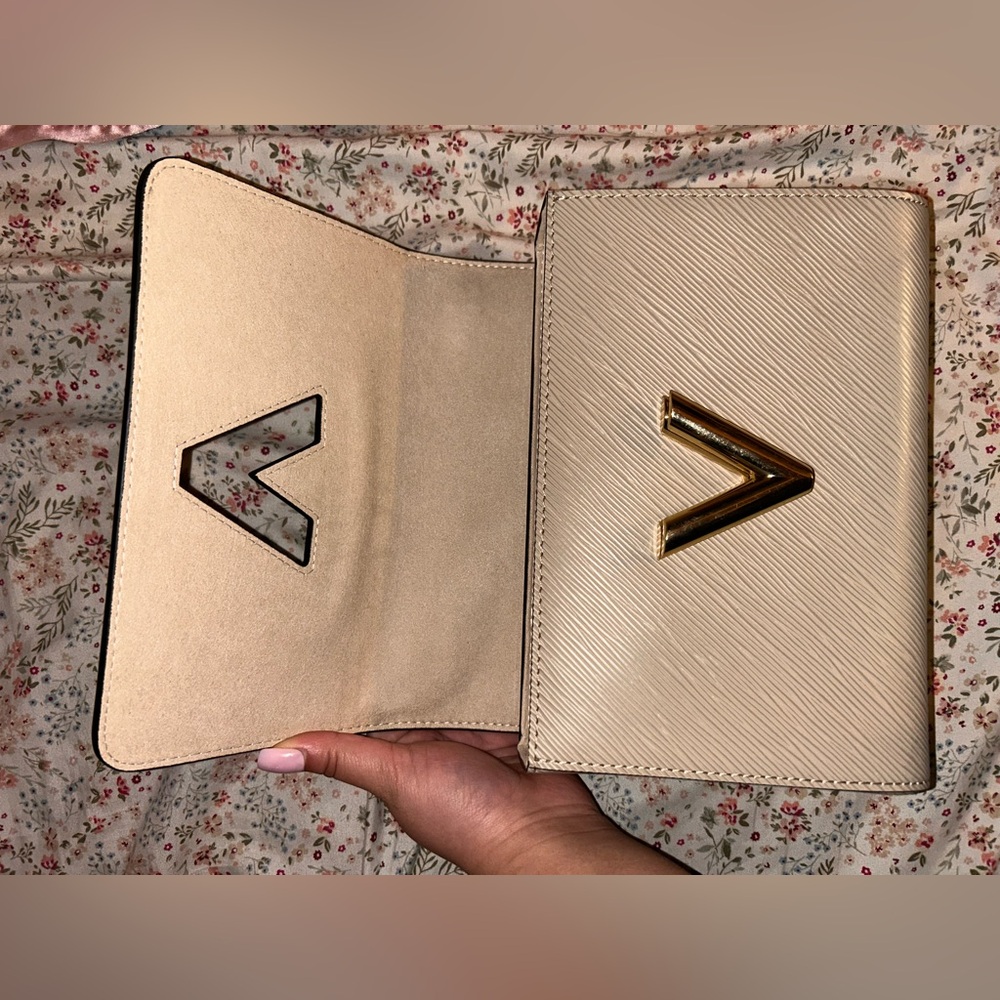 Elegant Cream Handbag - Picture 6 of 11
